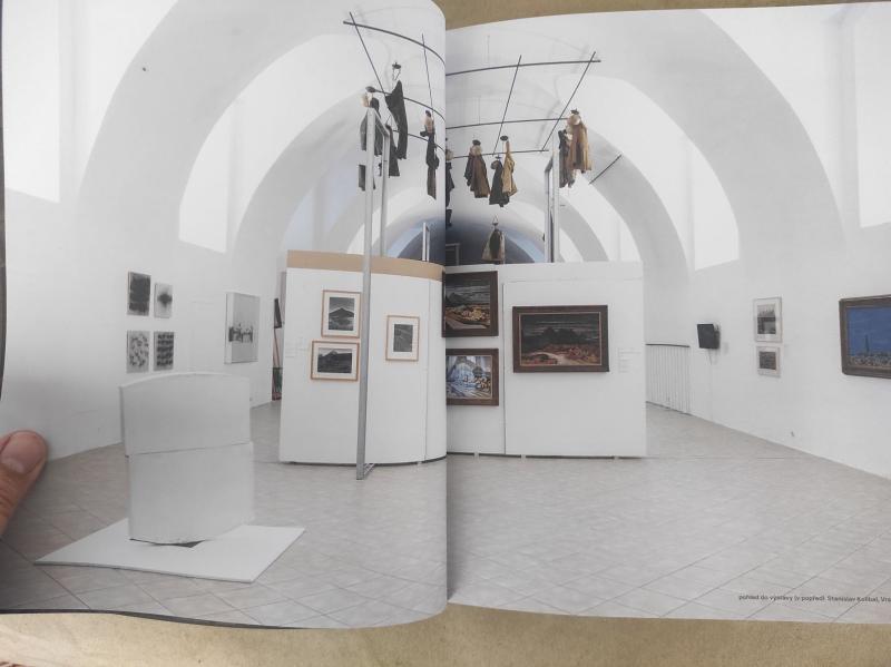 pohled do expozice, katalog k výstavě, foto autorka