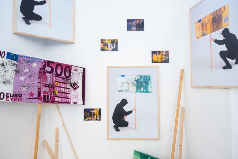 pohled do expozice, protestní akce při otevření Kunsthalle Praha. Majitel Kunstahalle je bývalý uhlobaron.